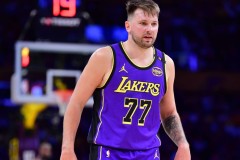 范弗利特伤退引球队调整：阵容变动与战术应对分析